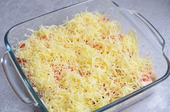 Pollock with mushrooms, tomatoes and cheese in the oven: photo of recipe preparation, step 4