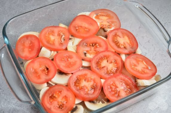 Pollock with mushrooms, tomatoes and cheese in the oven: photo of recipe preparation, step 3