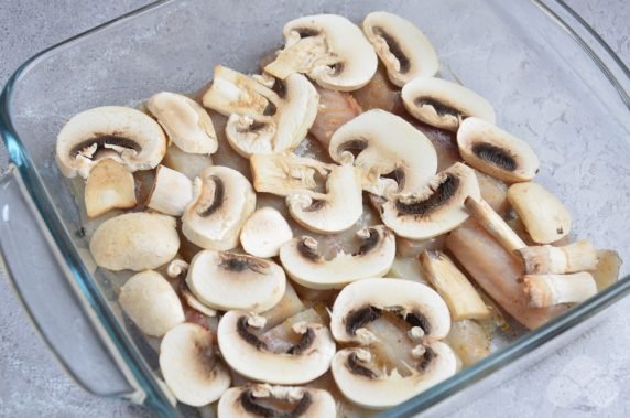 Pollock with mushrooms, tomatoes and cheese in the oven: photo of recipe preparation, step 2