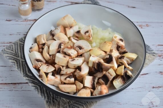 Bulgur with mushrooms and onions: photo of recipe preparation, step 2