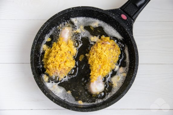 Breaded chicken legs in a frying pan: photo of recipe preparation, step 3