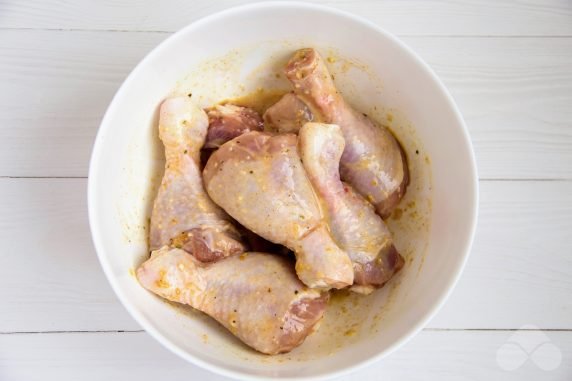 Breaded chicken legs in a frying pan: photo of recipe preparation, step 2