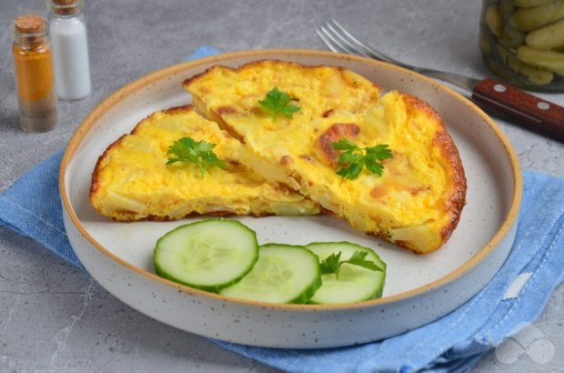 Omelet with potatoes in a slow cooker