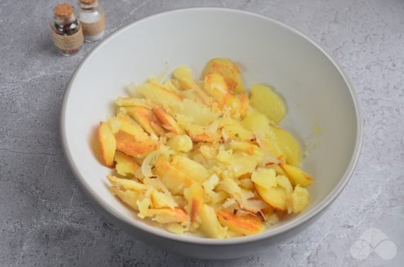 Omelet with potatoes in a slow cooker: photo of recipe preparation, step 5