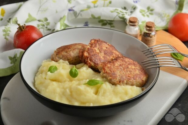 Turkey cutlets with mashed potatoes