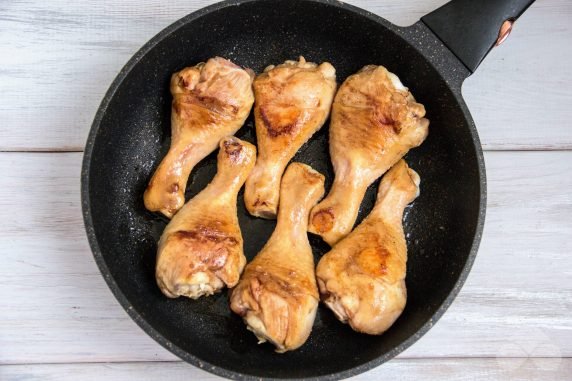 Chicken legs in soy sauce in a frying pan: photo of recipe preparation, step 3