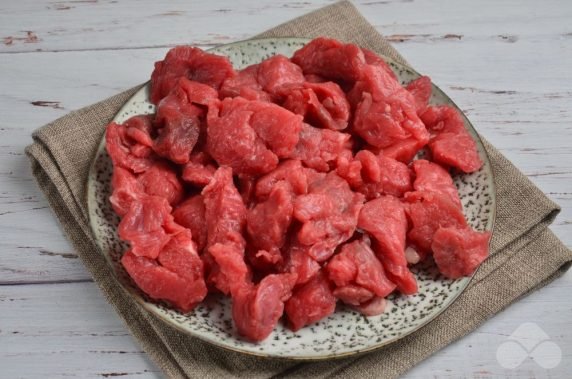 Beef goulash in the oven: photo of recipe preparation, step 1