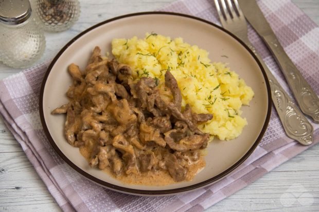 Beef stroganoff is a simple and delicious recipe with photos (step by step)