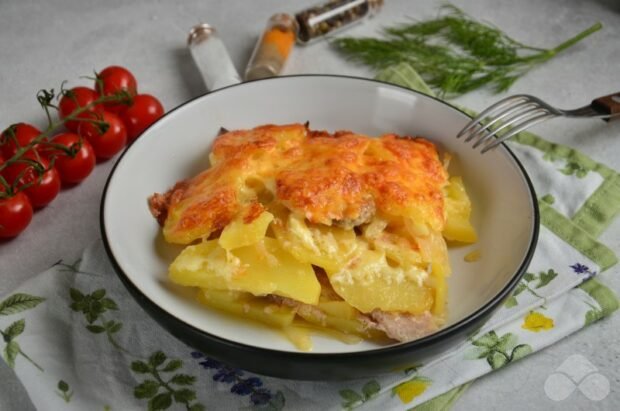 Potatoes with pork under cheese in the oven – a simple and delicious recipe with photos (step by step)