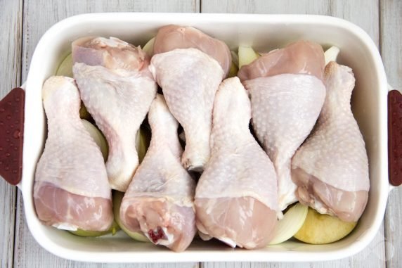 Chicken legs with apples and onions in the oven: photo of recipe preparation, step 2