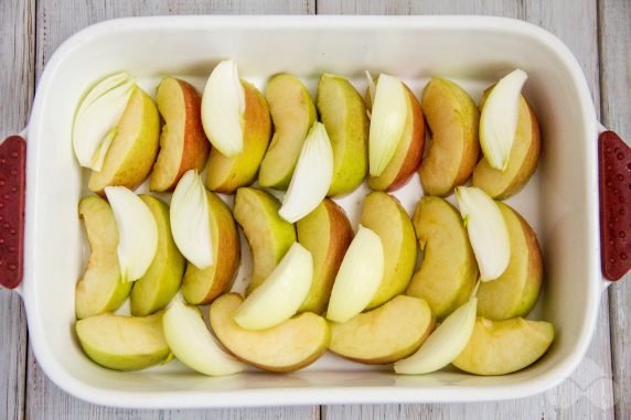 Chicken legs with apples and onions in the oven: photo of recipe preparation, step 1