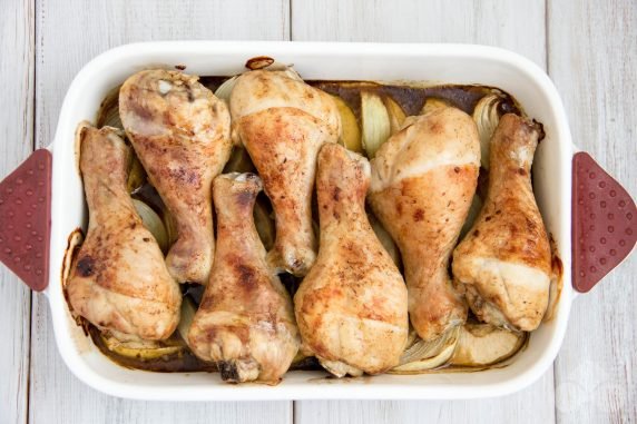 Chicken legs with apples and onions in the oven: photo of recipe preparation, step 4