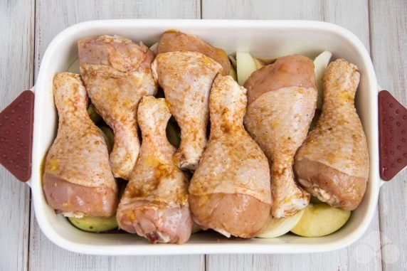 Chicken legs with apples and onions in the oven: photo of recipe preparation, step 3