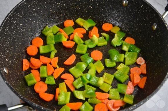 Pilaf with shrimp and vegetables: photo of recipe preparation, step 2