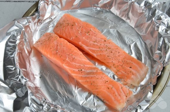 Salmon baked with vegetables in foil: photo of recipe preparation, step 3