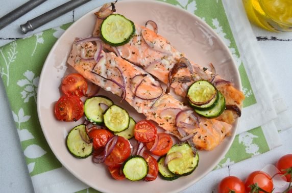 Salmon baked with vegetables in foil: photo of recipe preparation, step 5