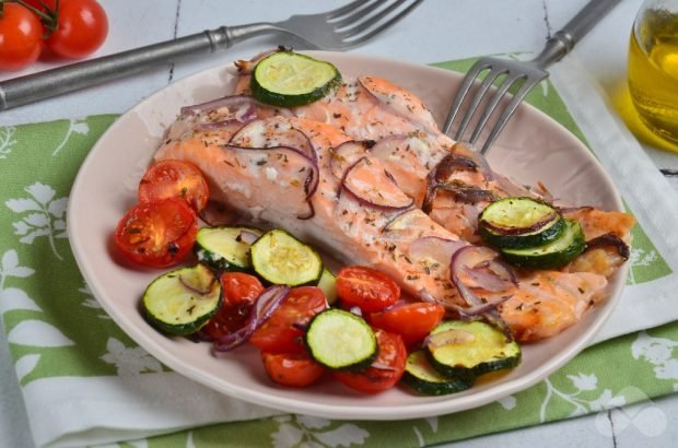 Salmon baked with vegetables in foil