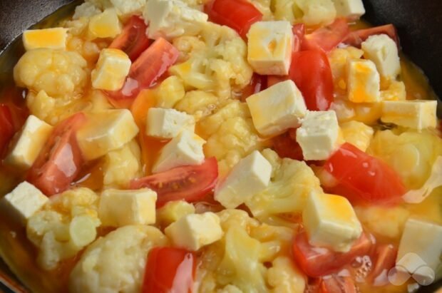 Omelet with cauliflower, tomatoes and Greek cheese: photo of recipe preparation, step 4