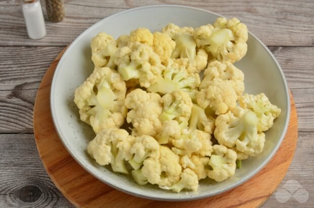 Omelet with cauliflower, tomatoes and Greek cheese: photo of recipe preparation, step 1