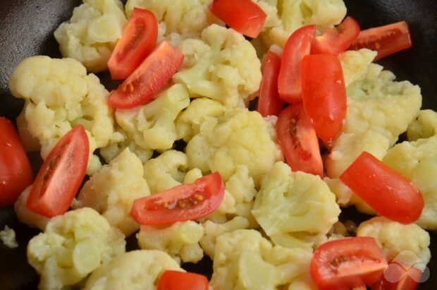 Omelet with cauliflower, tomatoes and Greek cheese: photo of recipe preparation, step 2