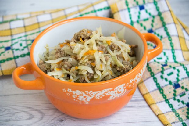 Stewed cabbage with minced meat