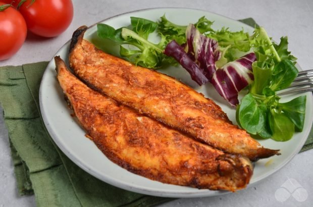 Mackerel fillet baked with garlic and paprika 