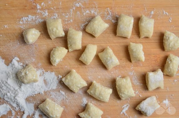 Sweet lazy dumplings with cottage cheese: photo of recipe preparation, step 3