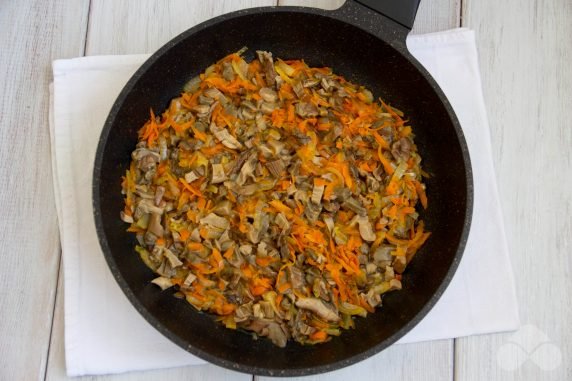 Stewed cabbage with dried mushrooms: photo of recipe preparation, step 5