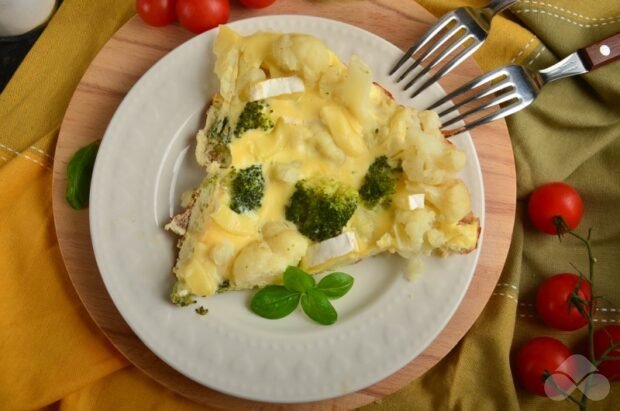 Omelet with cauliflower, broccoli and brie cheese