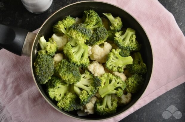 Omelet with cauliflower, broccoli and brie cheese: photo of recipe preparation, step 1