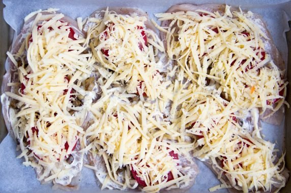 Chicken chops with mushrooms, tomatoes and cheese in the oven: photo of recipe preparation, step 7