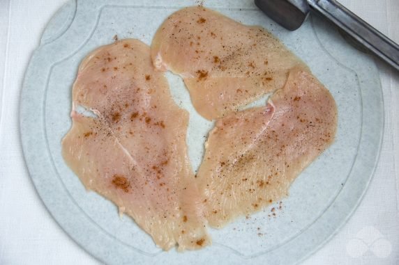 Chicken chops with mushrooms, tomatoes and cheese in the oven: photo of recipe preparation, step 2