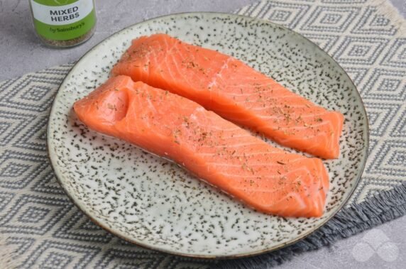 Salmon fillet baked with asparagus and cherry tomatoes: photo of recipe preparation, step 2