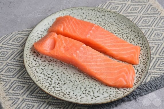 Salmon fillet baked with asparagus and cherry tomatoes: photo of recipe preparation, step 1