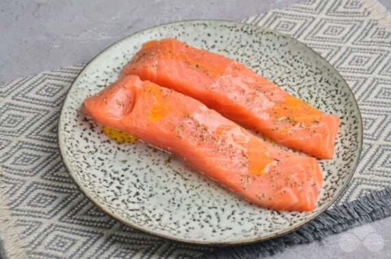 Salmon fillet baked with asparagus and cherry tomatoes: photo of recipe preparation, step 3