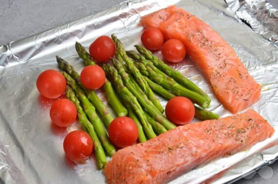 Salmon fillet baked with asparagus and cherry tomatoes: photo of recipe preparation, step 6