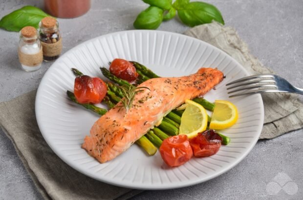 Salmon fillet baked with asparagus and cherry tomatoes