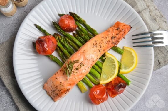 Salmon fillet baked with asparagus and cherry tomatoes: photo of recipe preparation, step 7