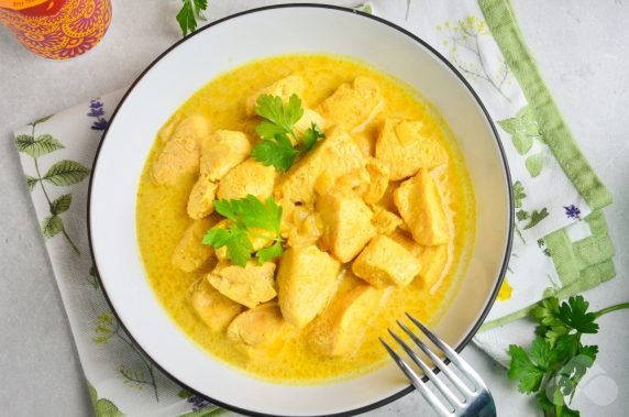 Chicken goulash with sour cream and curry: photo of recipe preparation, step 6