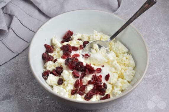 Cottage cheese casserole with semolina and cranberries: photo of recipe preparation, step 3