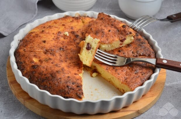 Cottage cheese casserole with semolina and cranberries