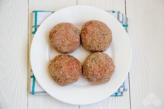 Fried meatballs in breadcrumbs: photo of recipe preparation, step 4