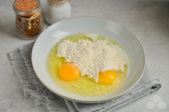 Chicken chops in mayonnaise in a frying pan: photo of recipe preparation, step 3