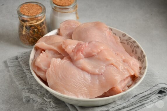 Chicken chops in mayonnaise in a frying pan: photo of recipe preparation, step 1