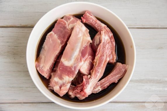 Pork ribs in beer in a frying pan: photo of recipe preparation, step 1