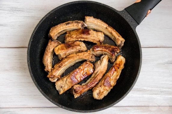 Pork ribs in beer in a frying pan: photo of recipe preparation, step 2