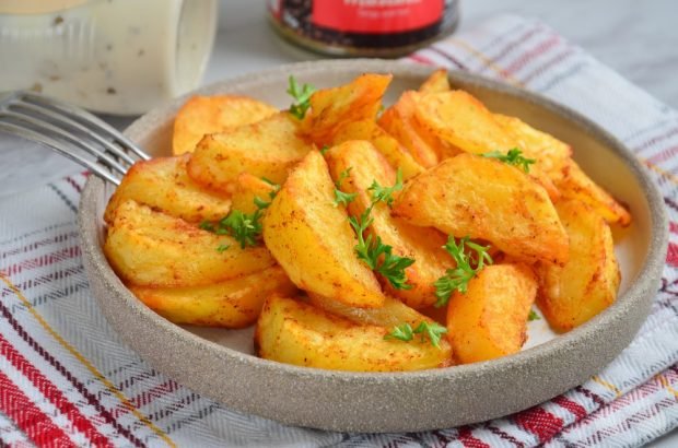 Rustic potatoes with paprika in the oven