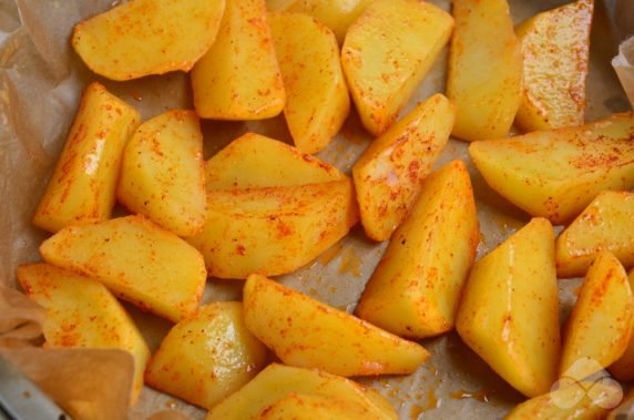 Rustic potatoes with paprika in the oven: photo of recipe preparation, step 3