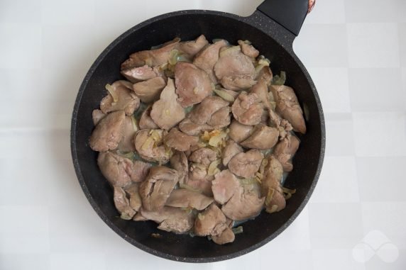 Rabbit liver stewed in sour cream: photo of recipe preparation, step 4