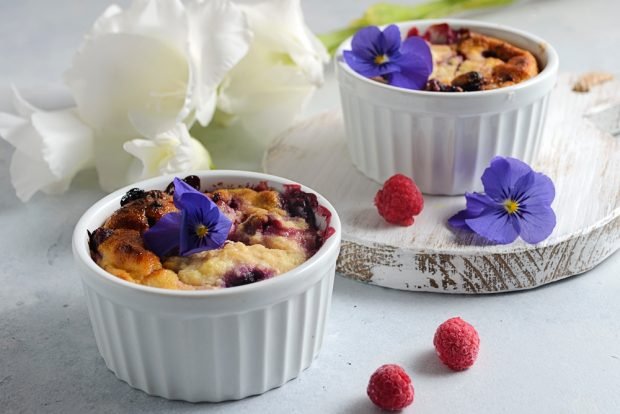 Cottage cheese casserole with berries in the microwave 